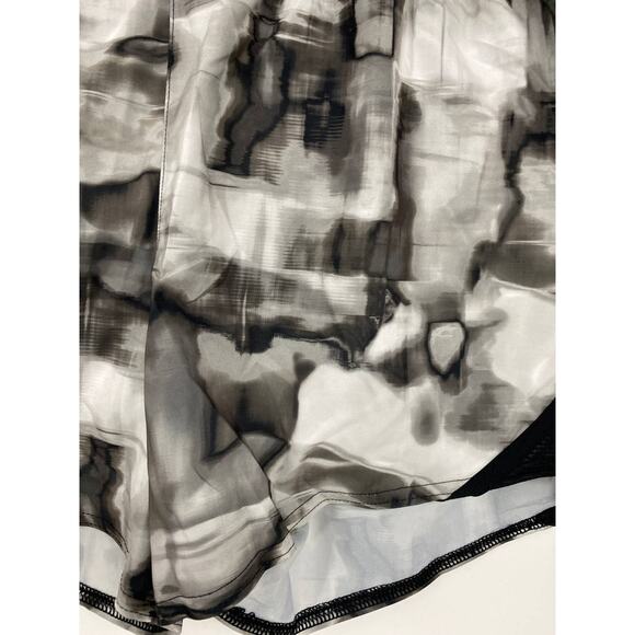 Under Armour Womens Gray Black Athletic Swishy Running Shorts NEW Large - Picture 3 of 9